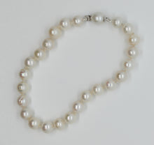 Load image into Gallery viewer, Freshwater White Pearl Bracelet with PearlClasp
