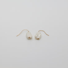 Load image into Gallery viewer, E Long Keshi Pearl Drop Earrings on 14ct Yellow Gold E105
