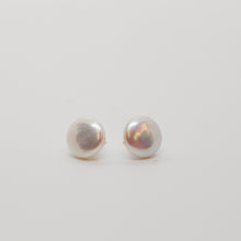 Load image into Gallery viewer, White Coin Pearl Stud Earrings in Yellow Gold E130
